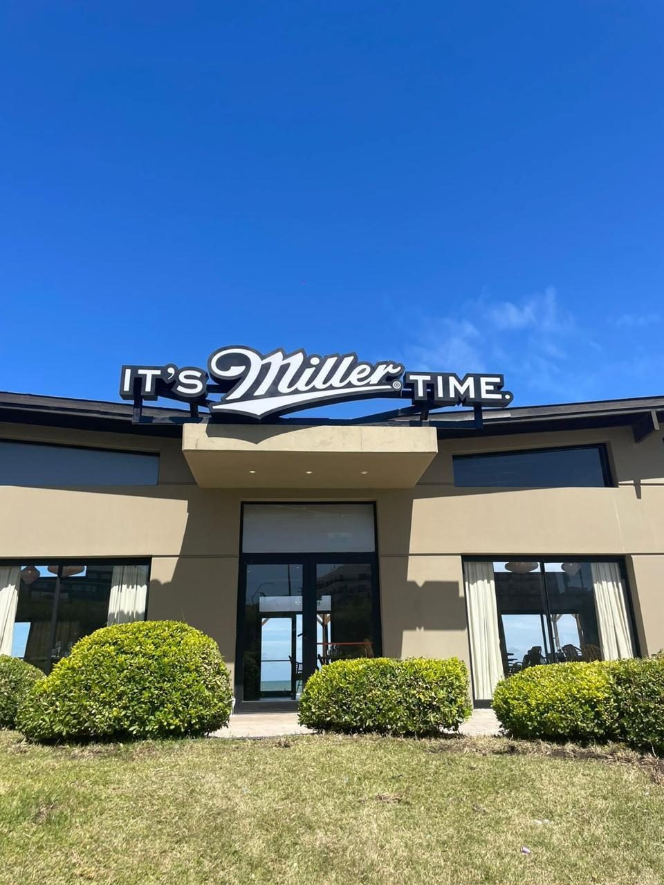 Cartel corpóreo It's Miller Time
